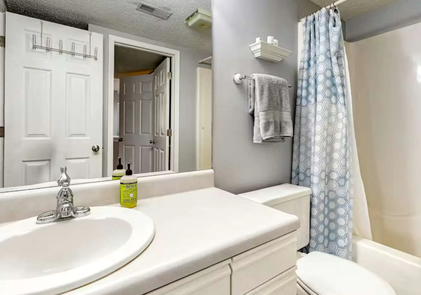 Serene 2BR Condo - Lake Views - Community Pool