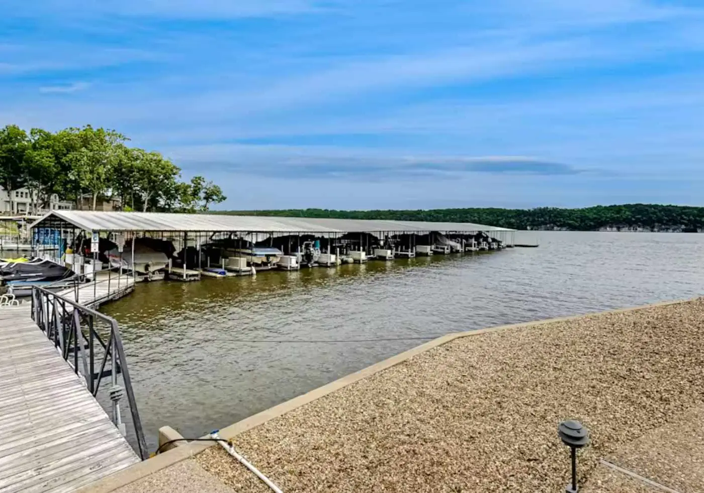 Serene 2BR Condo - Lake Views - Community Pool