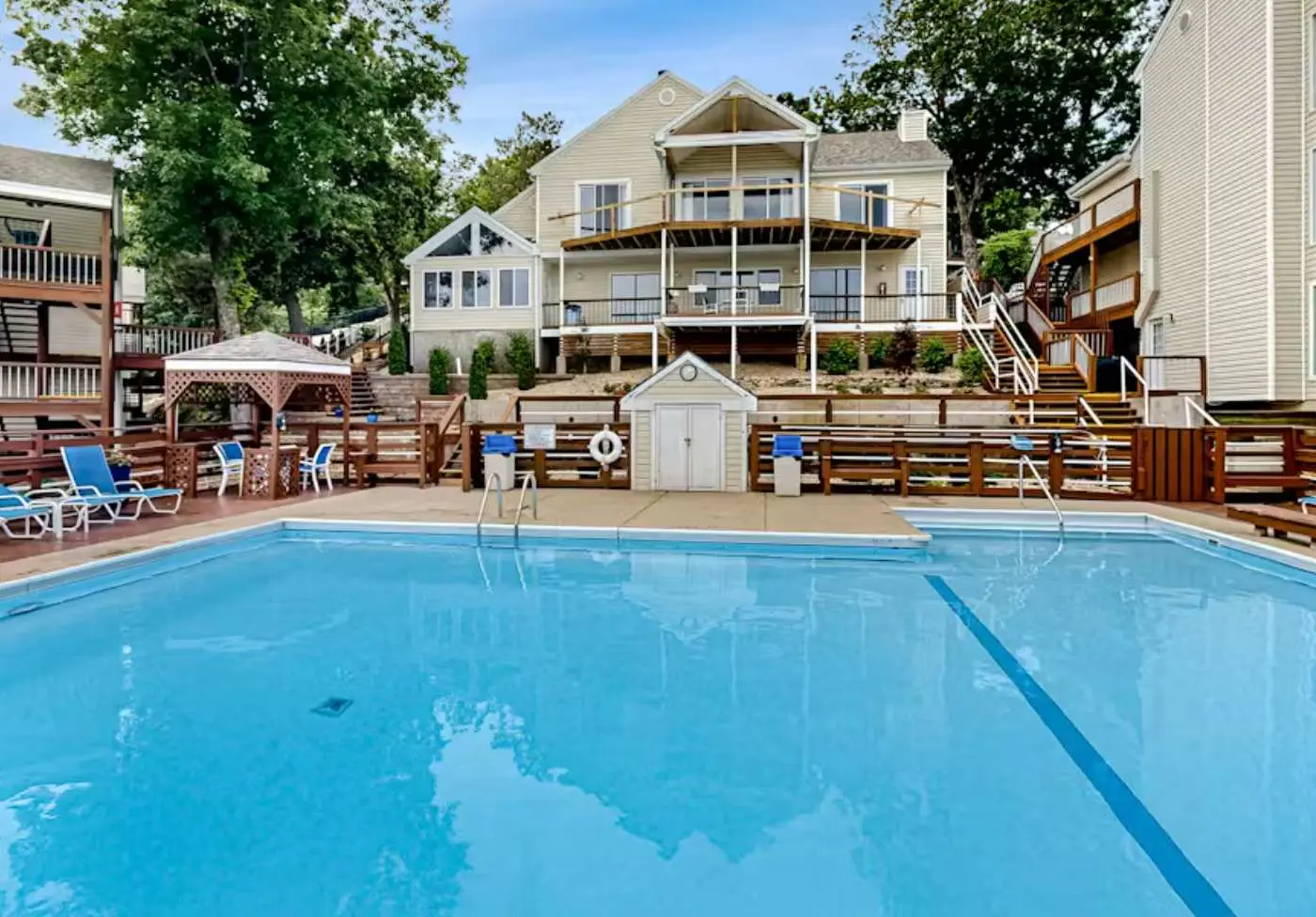 Serene 2BR Condo - Lake Views - Community Pool