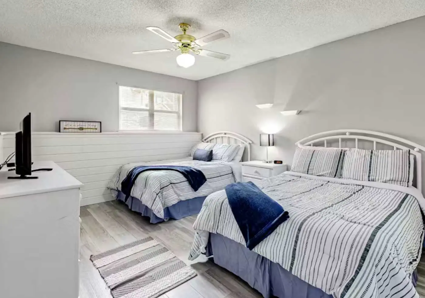 Serene 2BR Condo - Lake Views - Community Pool