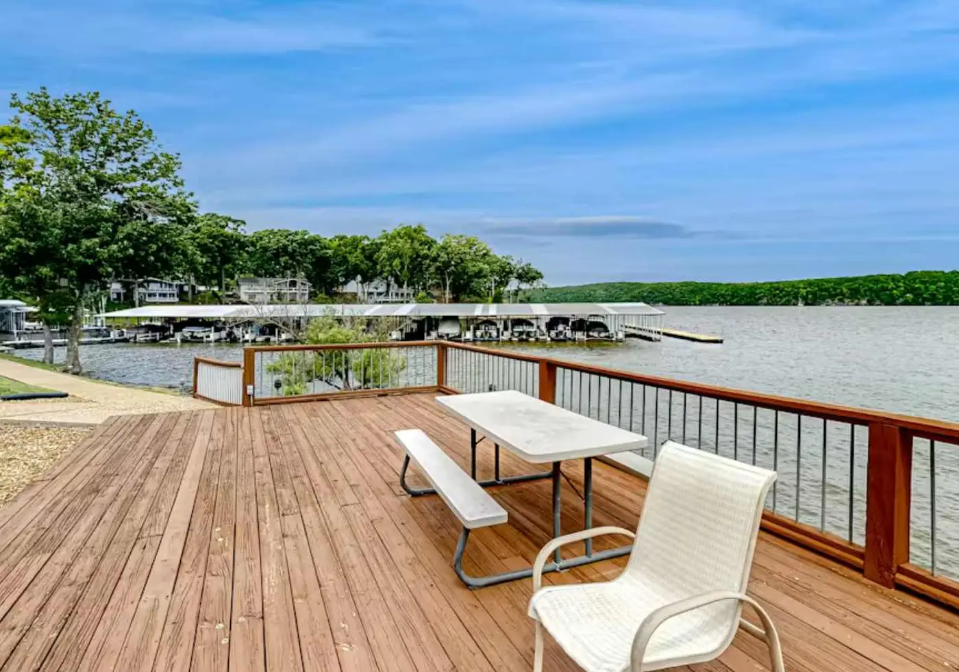 Serene 2BR Condo - Lake Views - Community Pool