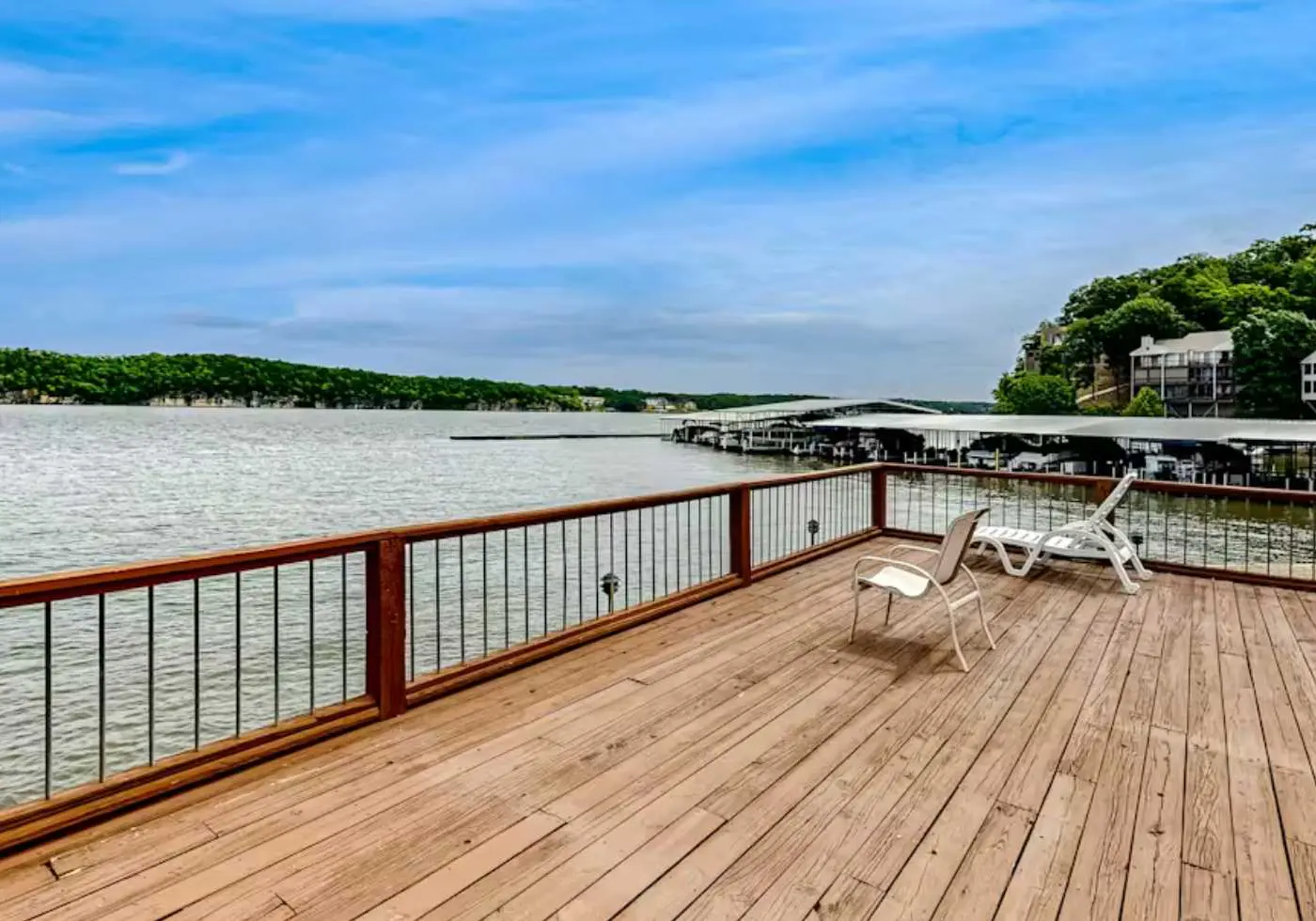 Serene 2BR Condo - Lake Views - Community Pool