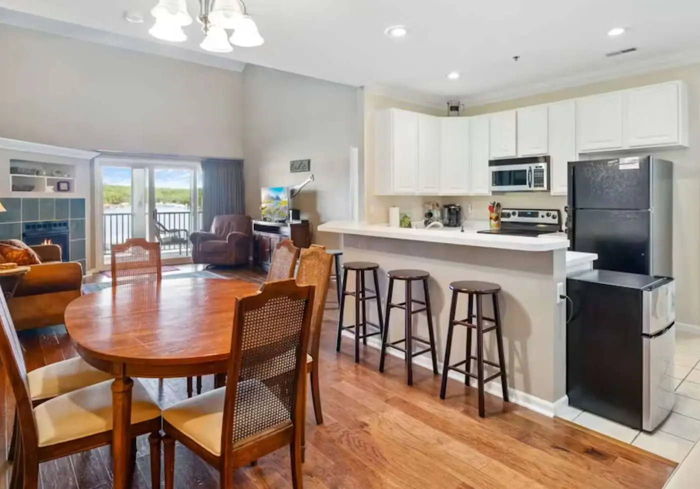 Bright 4BR Condo - Lake View - GAS FIREPLACE