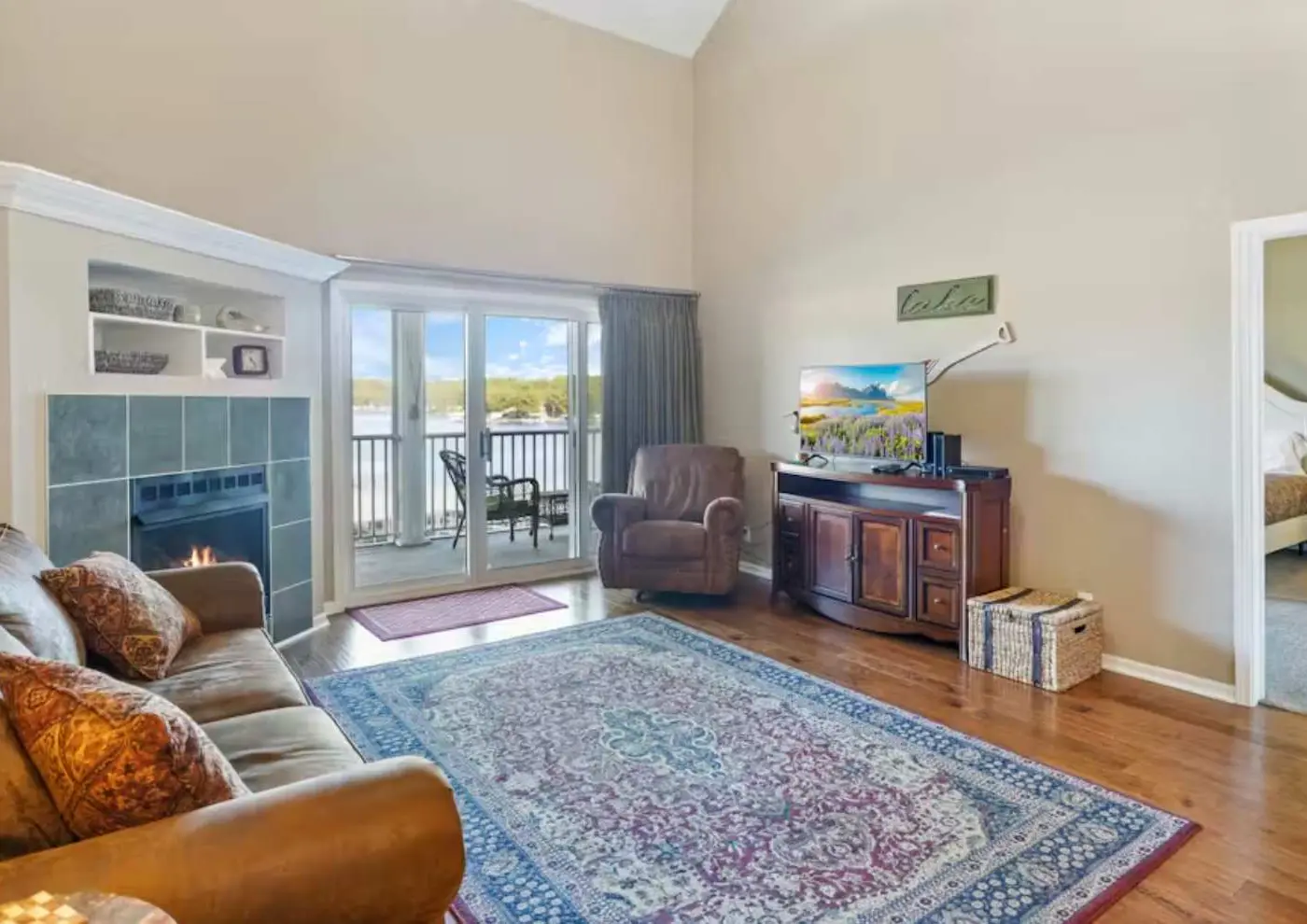 Bright 4BR Condo - Lake View - GAS FIREPLACE