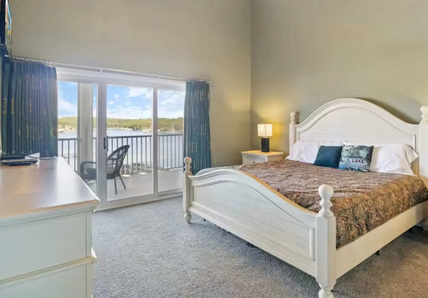 Bright 4BR Condo - Lake View - GAS FIREPLACE