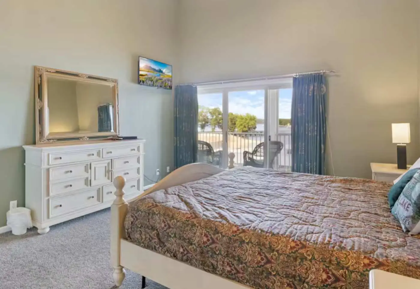 Bright 4BR Condo - Lake View - GAS FIREPLACE