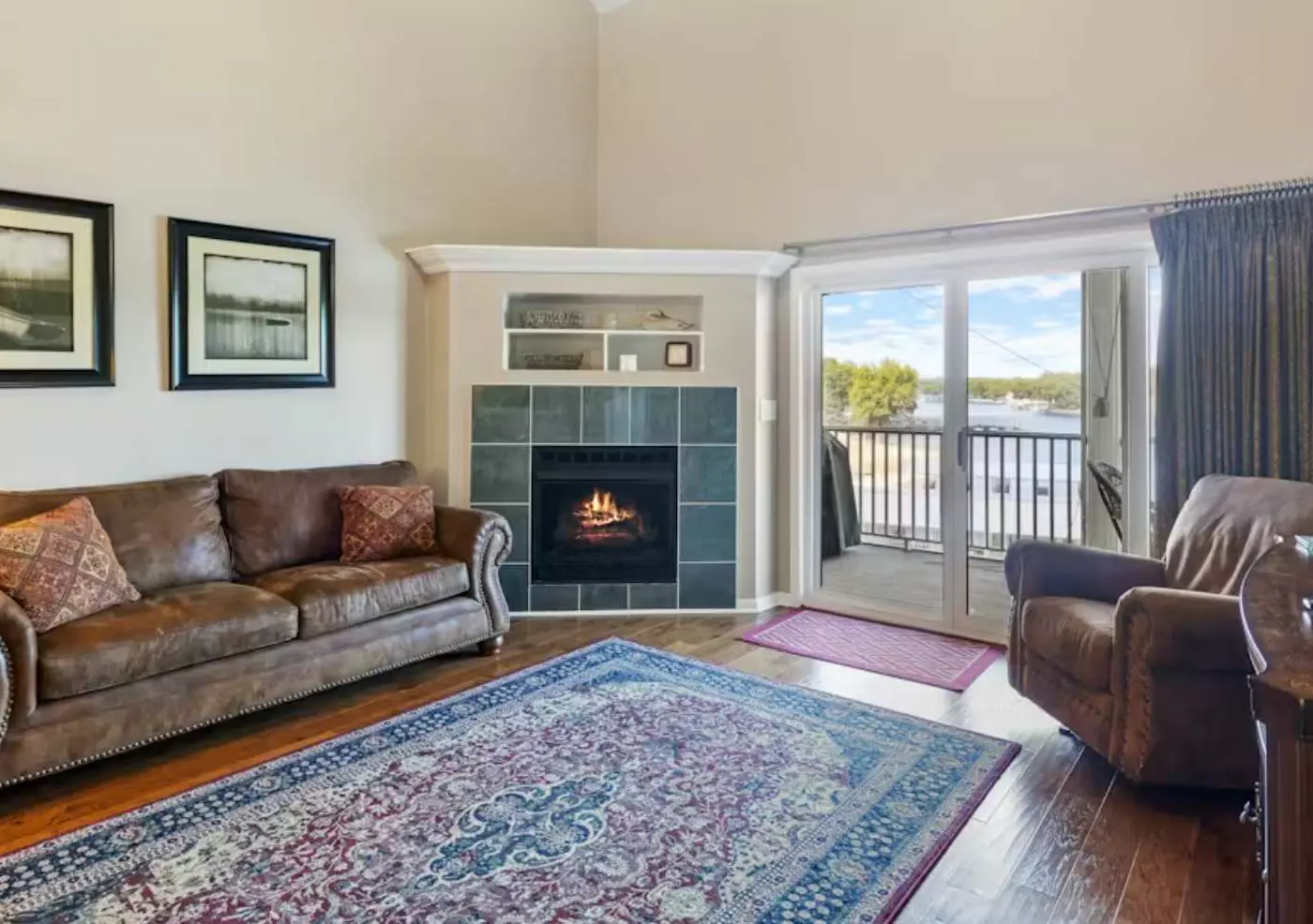 Bright 4BR Condo - Lake View - GAS FIREPLACE