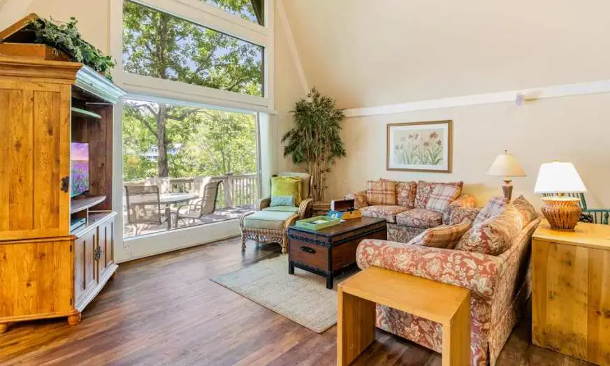 Rustic 5BR Lakefront - Dock & POOL - Osage Beach