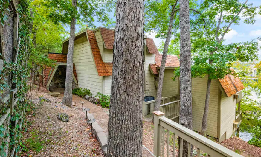 Rustic 5BR Lakefront - Dock & POOL - Osage Beach