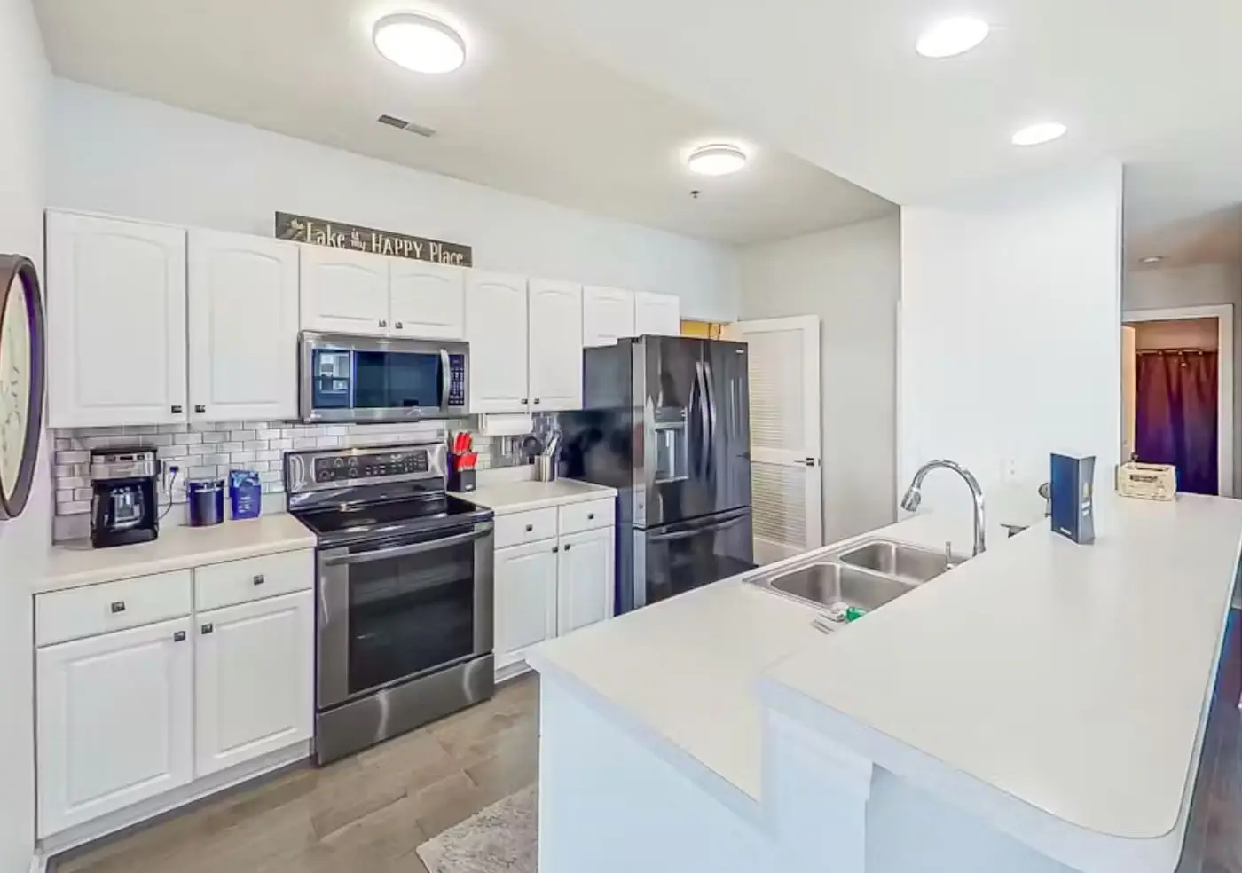 Bright 3BR Condo - Lake Views - Community Pool