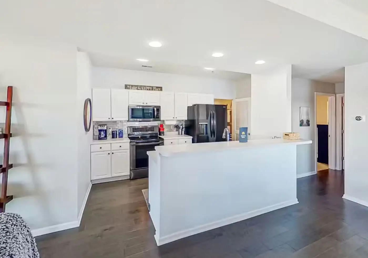 Bright 3BR Condo - Lake Views - Community Pool
