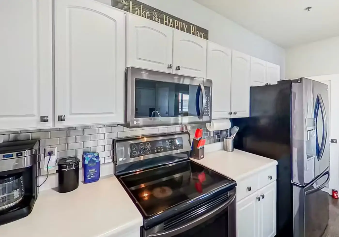 Bright 3BR Condo - Lake Views - Community Pool