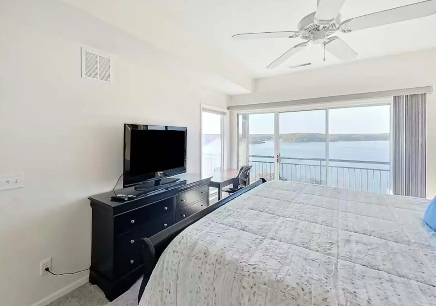 Bright 3BR Condo - Lake Views - Community Pool