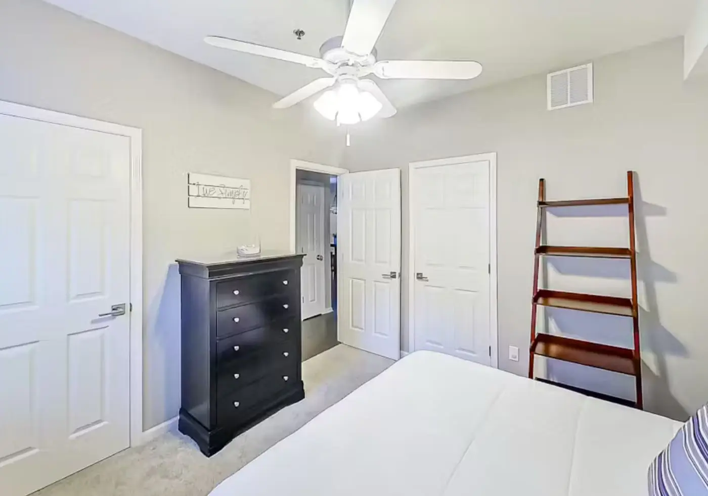 Bright 3BR Condo - Lake Views - Community Pool