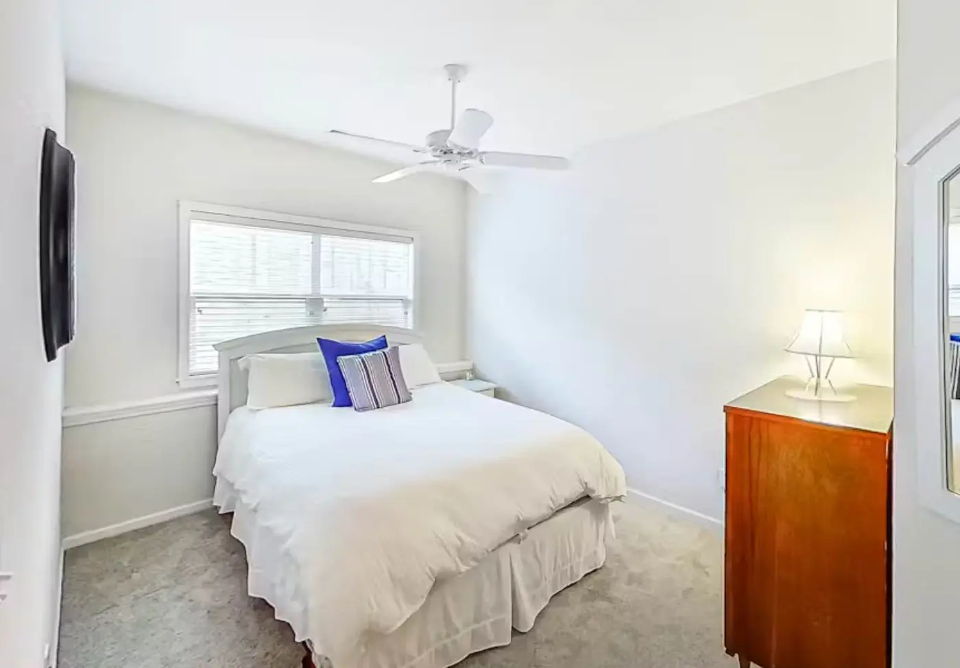 Bright 3BR Condo - Lake Views - Community Pool