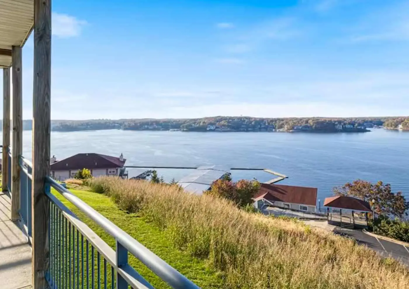 Bright 3BR Condo - Lake Views - Community Pool