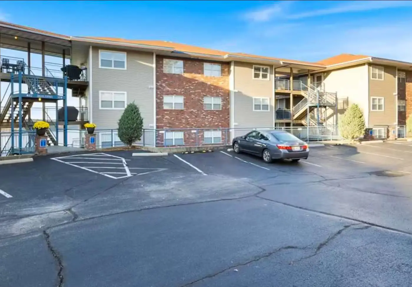 Bright 3BR Condo - Lake Views - Community Pool