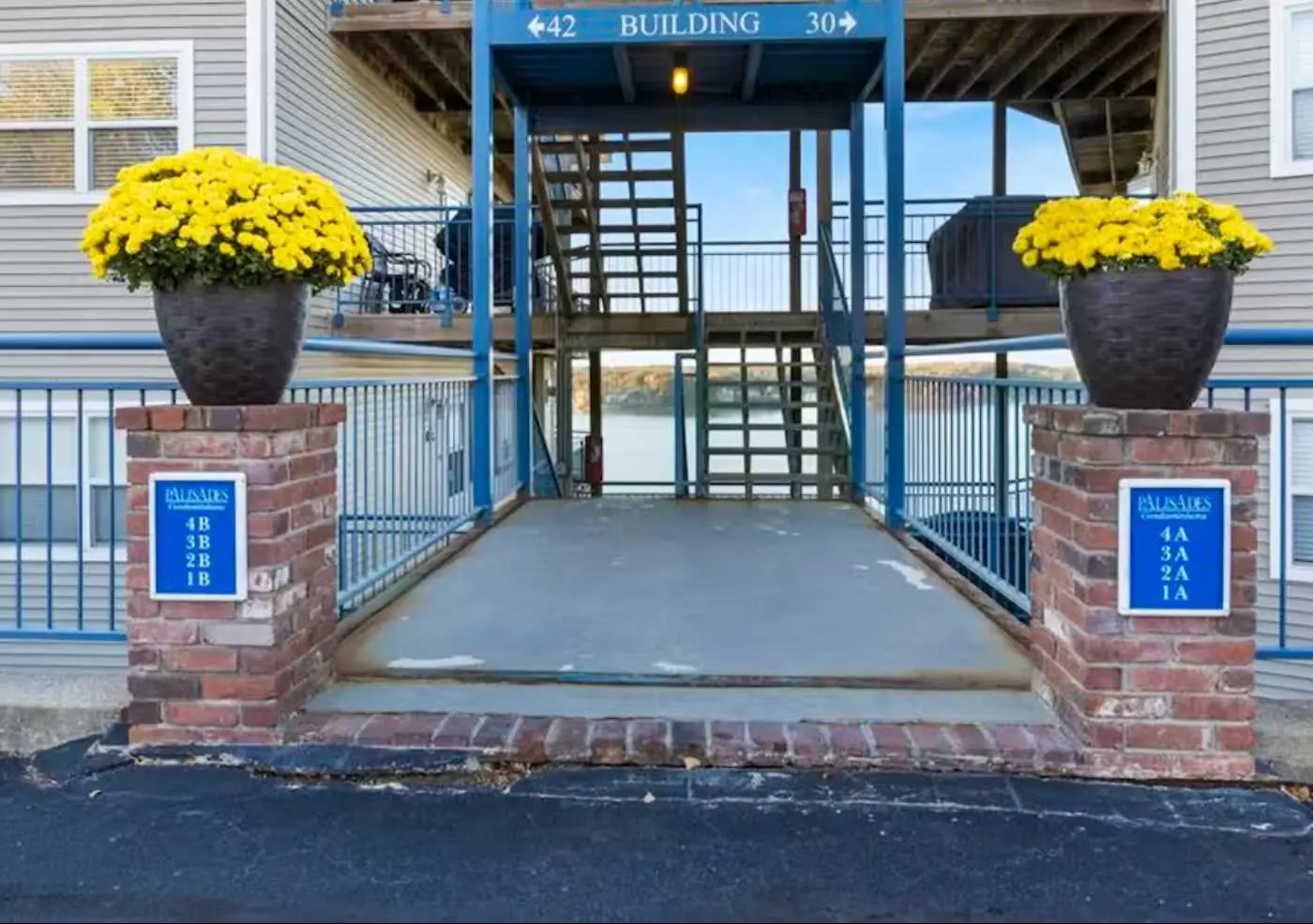 Bright 3BR Condo - Lake Views - Community Pool