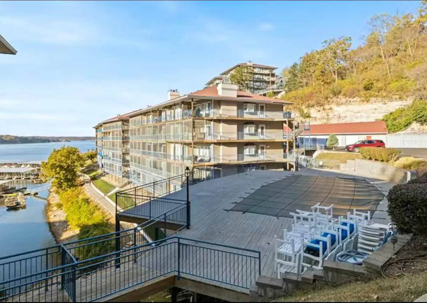 Bright 3BR Condo - Lake Views - Community Pool