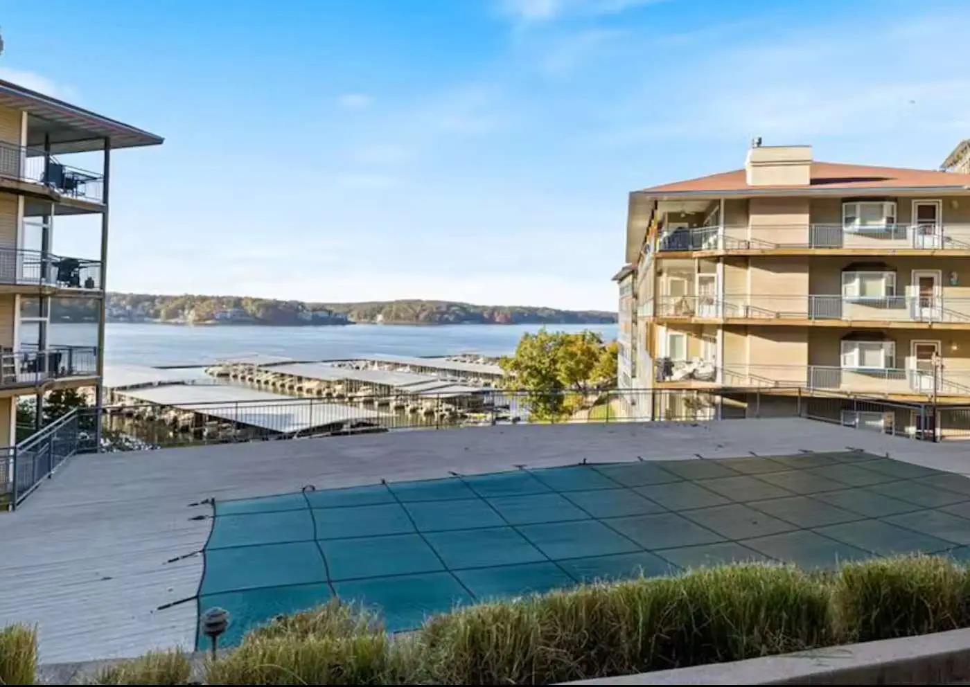 Bright 3BR Condo - Lake Views - Community Pool