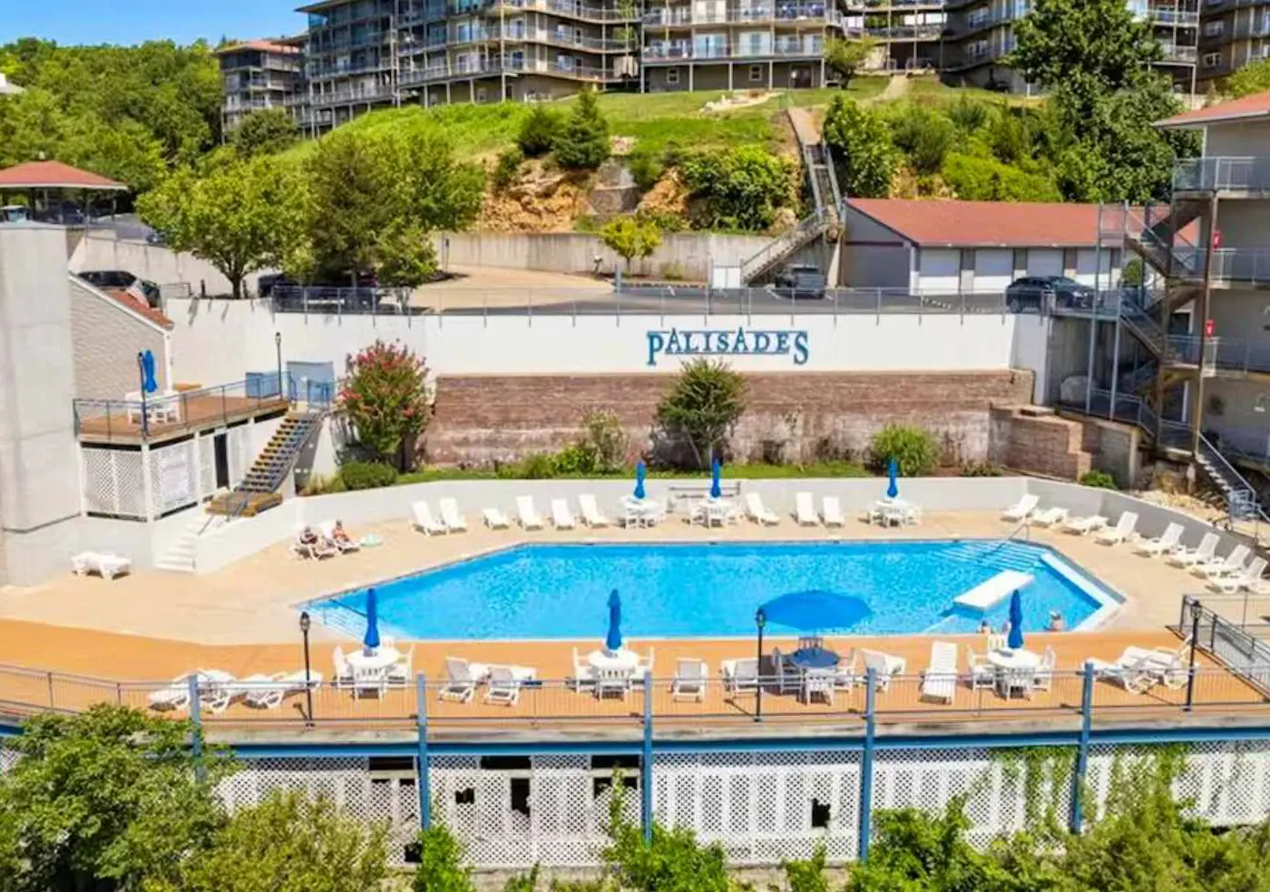 Bright 3BR Condo - Lake Views - Community Pool