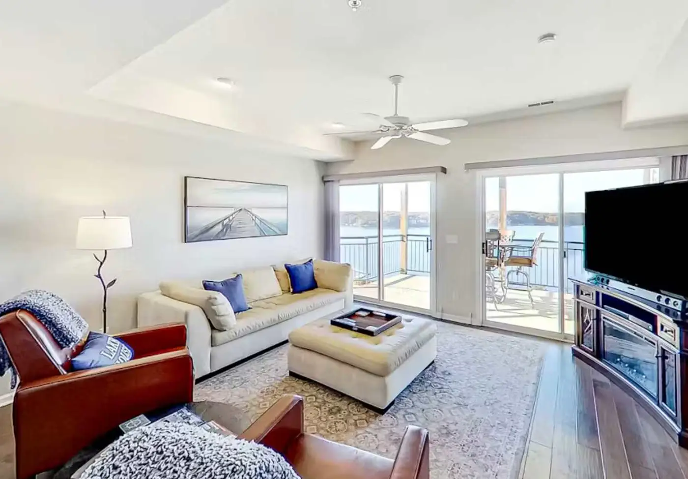 Bright 3BR Condo - Lake Views - Community Pool