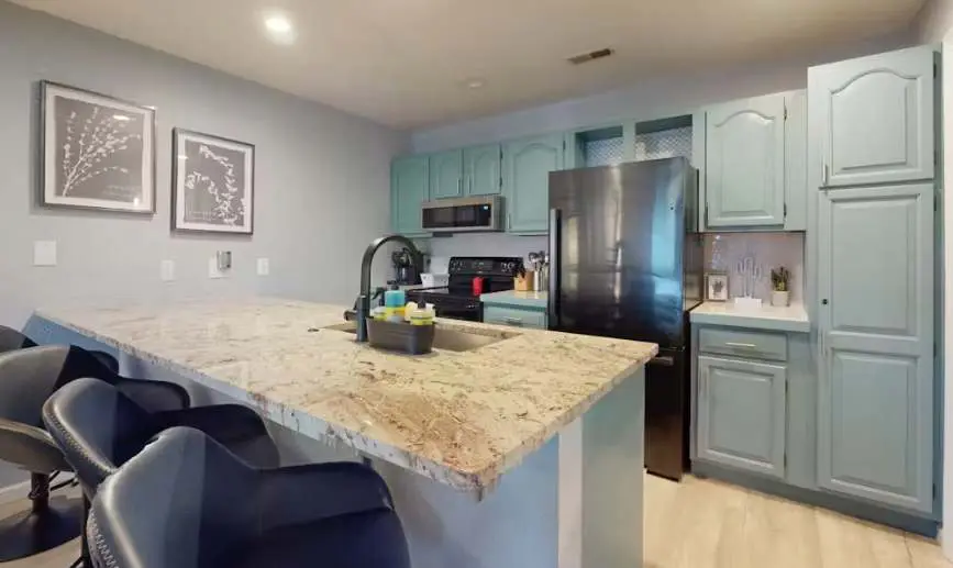 Serene 2BR Condo - Lake Views - Community POOL