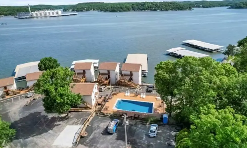 Serene 2BR Condo - Lake Views - Community POOL