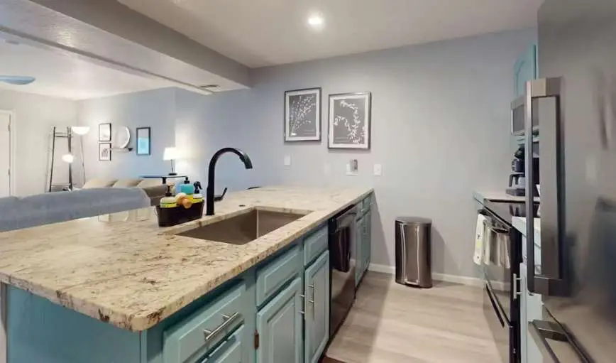 Serene 2BR Condo - Lake Views - Community POOL
