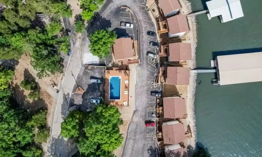 Serene 2BR Condo - Lake Views - Community POOL