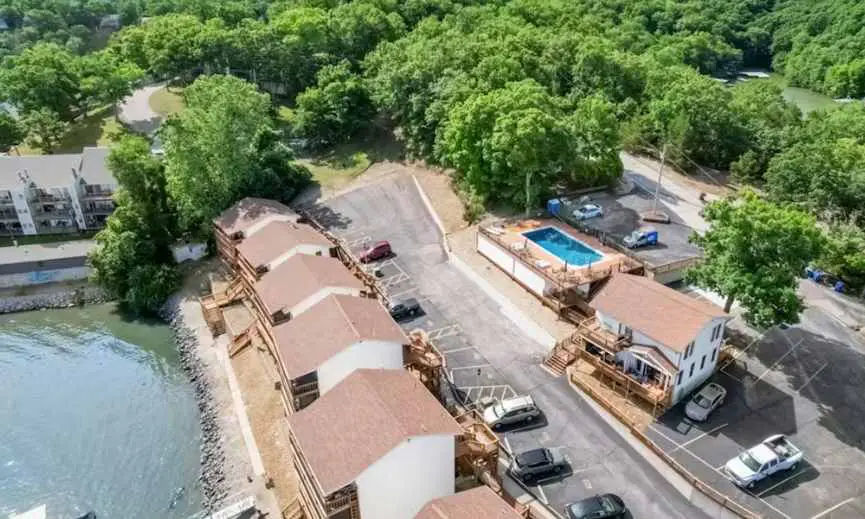 Serene 2BR Condo - Lake Views - Community POOL