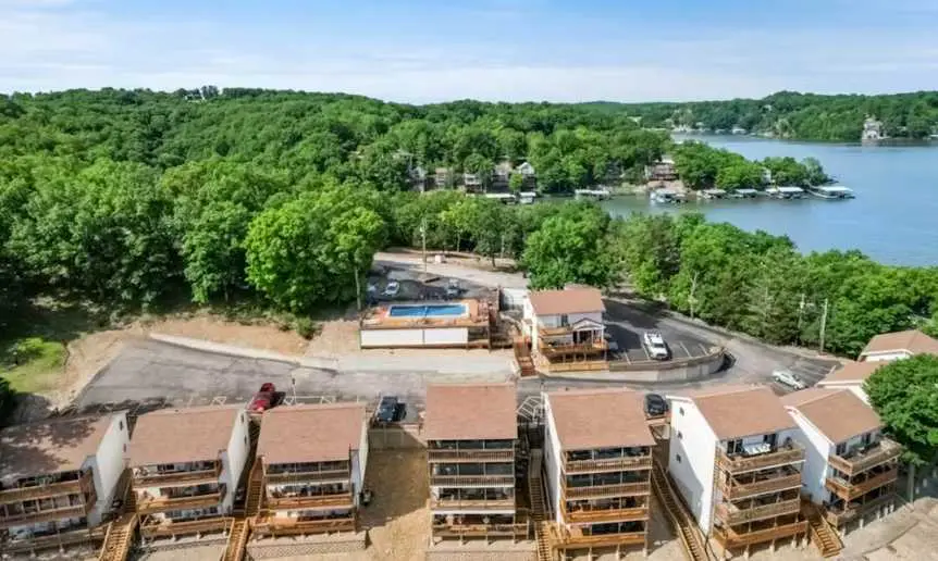 Serene 2BR Condo - Lake Views - Community POOL