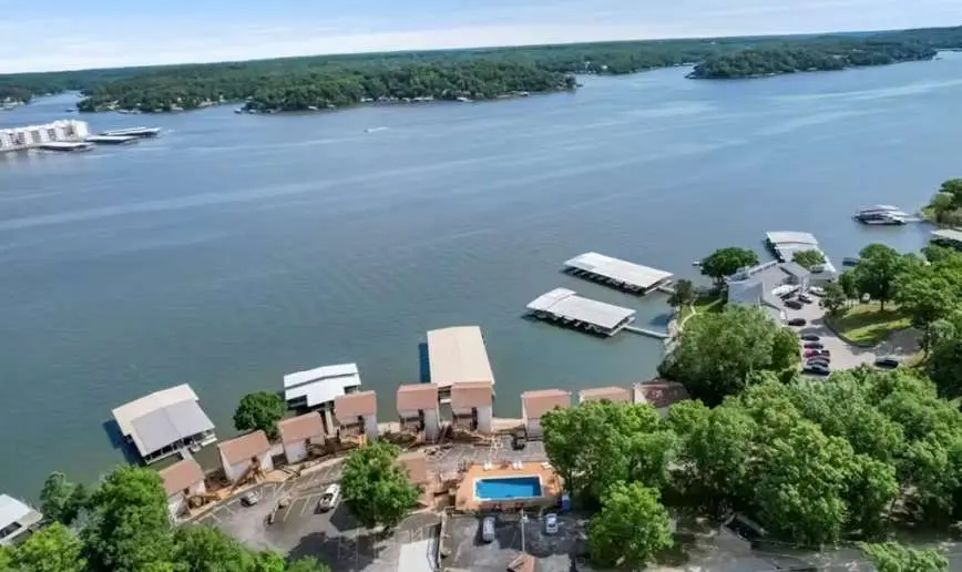 Serene 2BR Condo - Lake Views - Community POOL