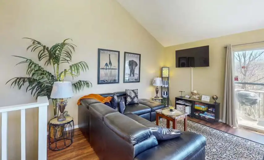 Charming 4BR House - HOT TUB - Osage Beach