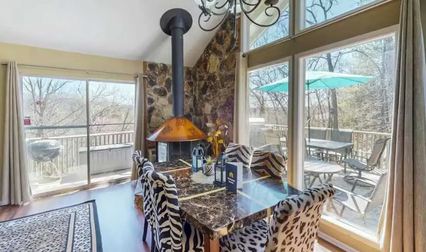 Charming 4BR House - HOT TUB - Osage Beach
