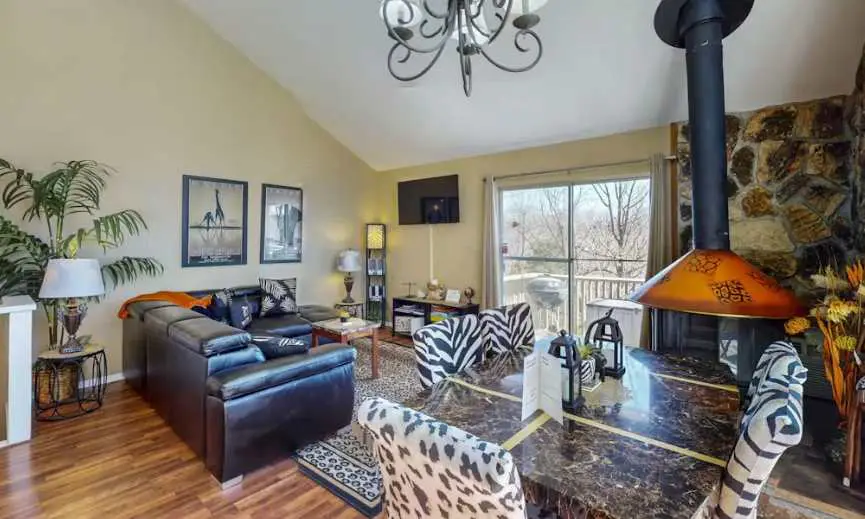 Charming 4BR House - HOT TUB - Osage Beach