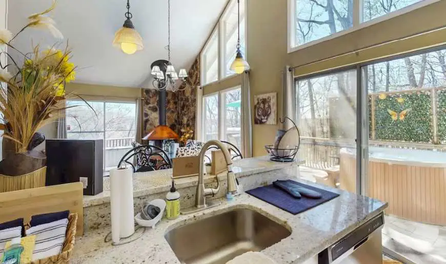 Charming 4BR House - HOT TUB - Osage Beach