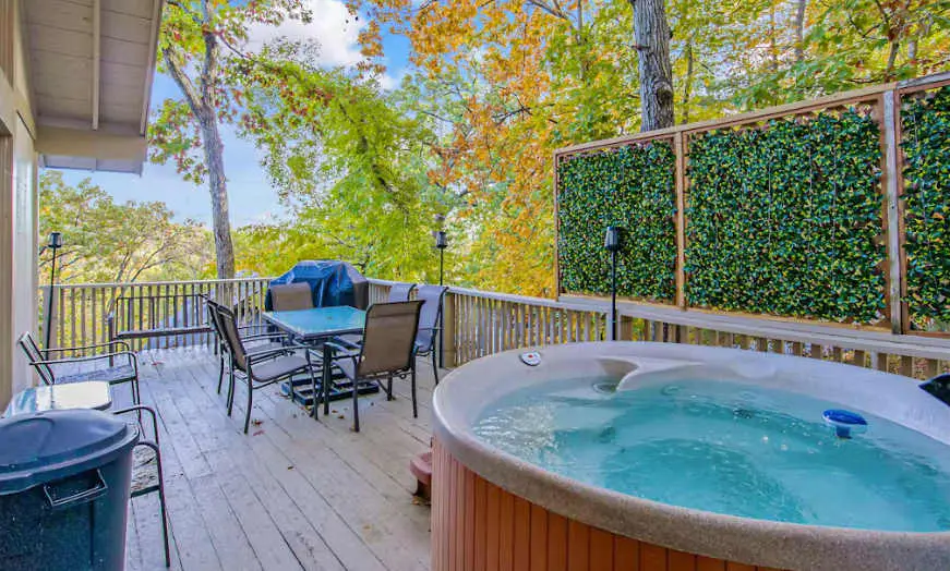 Charming 4BR House - HOT TUB - Osage Beach