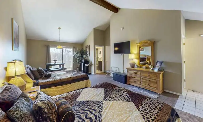 Charming 4BR House - HOT TUB - Osage Beach