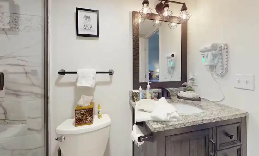 Charming 4BR House - HOT TUB - Osage Beach