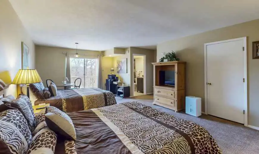 Charming 4BR House - HOT TUB - Osage Beach