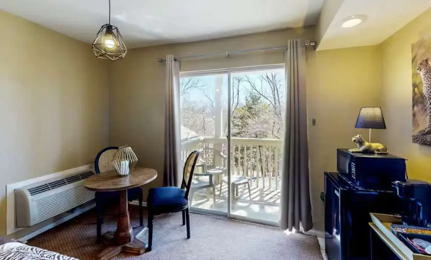 Charming 4BR House - HOT TUB - Osage Beach