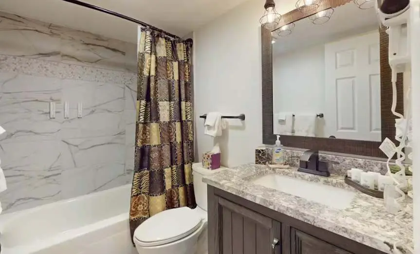 Charming 4BR House - HOT TUB - Osage Beach