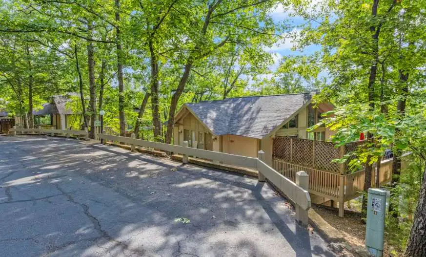 Charming 4BR House - HOT TUB - Osage Beach