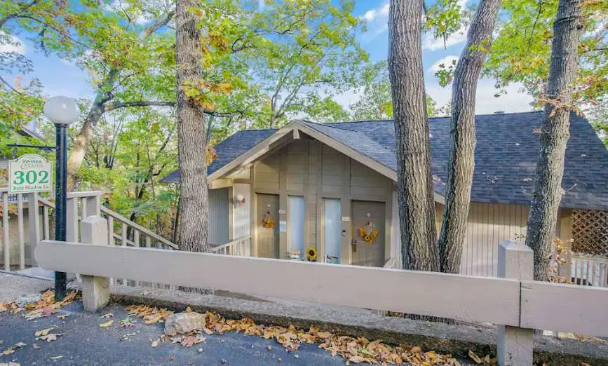 Charming 4BR House - HOT TUB - Osage Beach