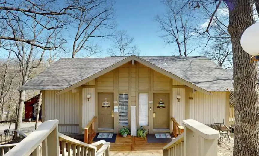 Charming 4BR House - HOT TUB - Osage Beach