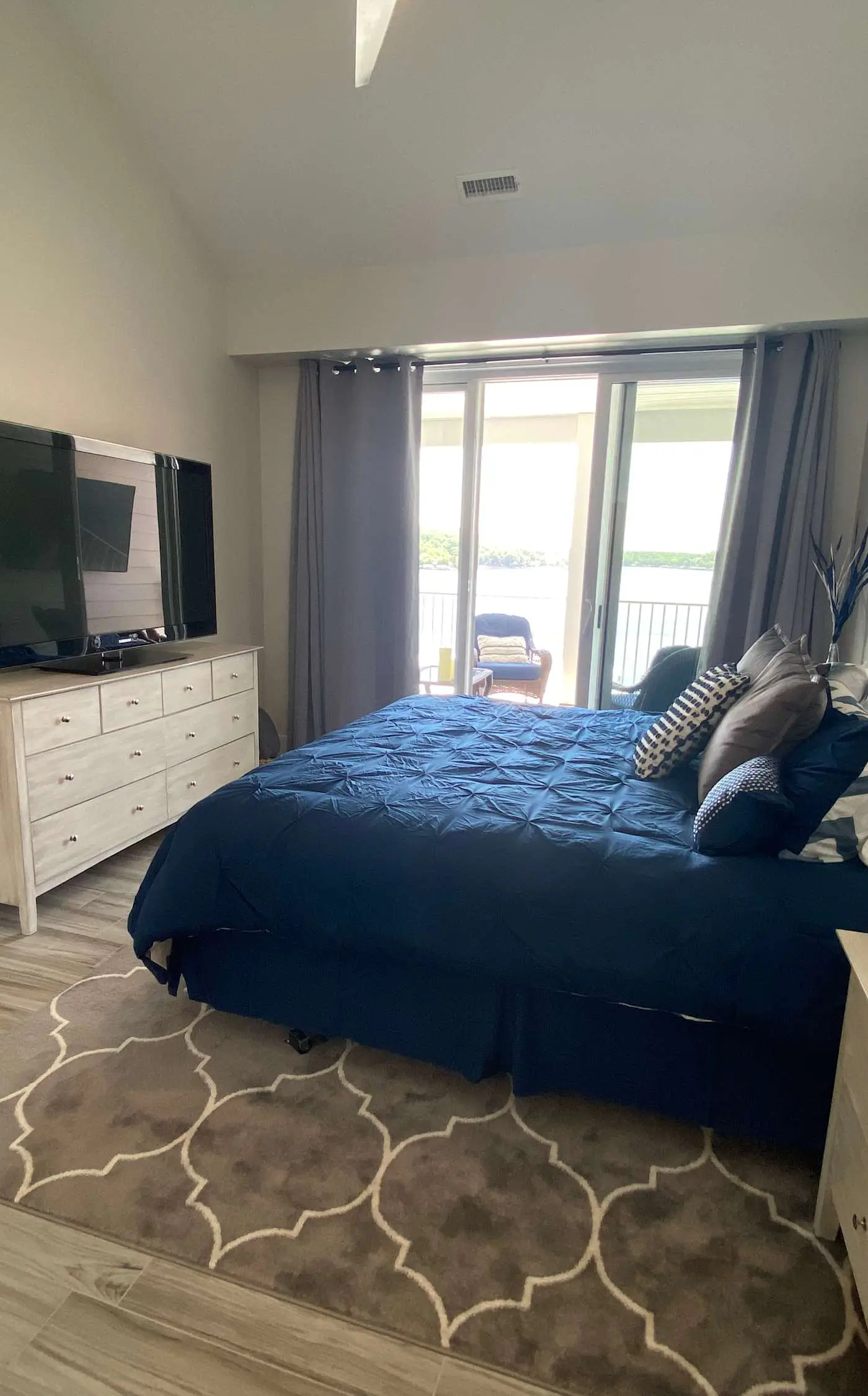 Lakeview Luxe Penthouse