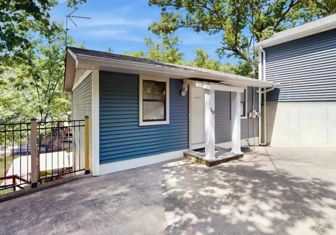 Charming lakefront Escape with Private Dock, Kayaks, and Beautiful Views