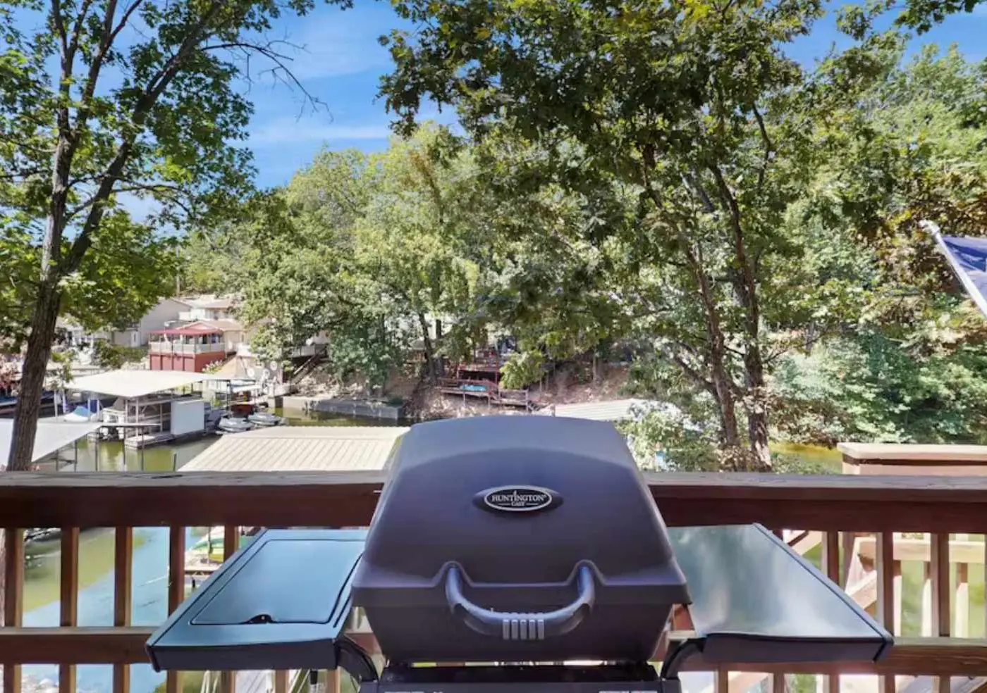 Charming lakefront Escape with Private Dock, Kayaks, and Beautiful Views