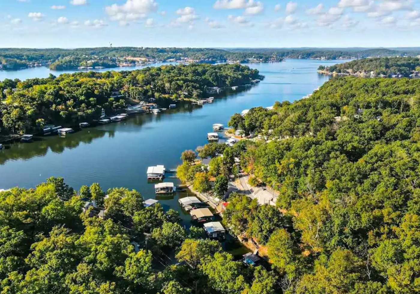 Charming lakefront Escape with Private Dock, Kayaks, and Beautiful Views